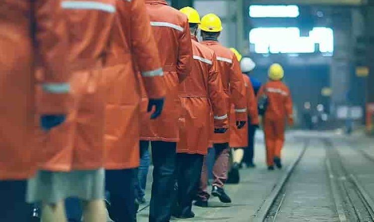 Why do workers in US yearn for defined-benefit pension plans?